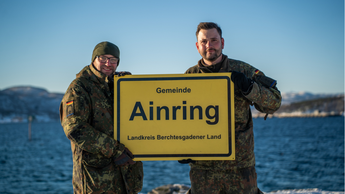 Ainringer Ortsschild mit Patenkompanie in Norwegen