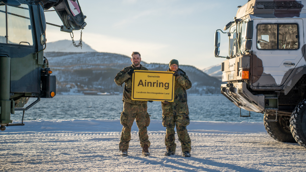 Ainringer Ortsschild mit Patenkompanie in Norwegen