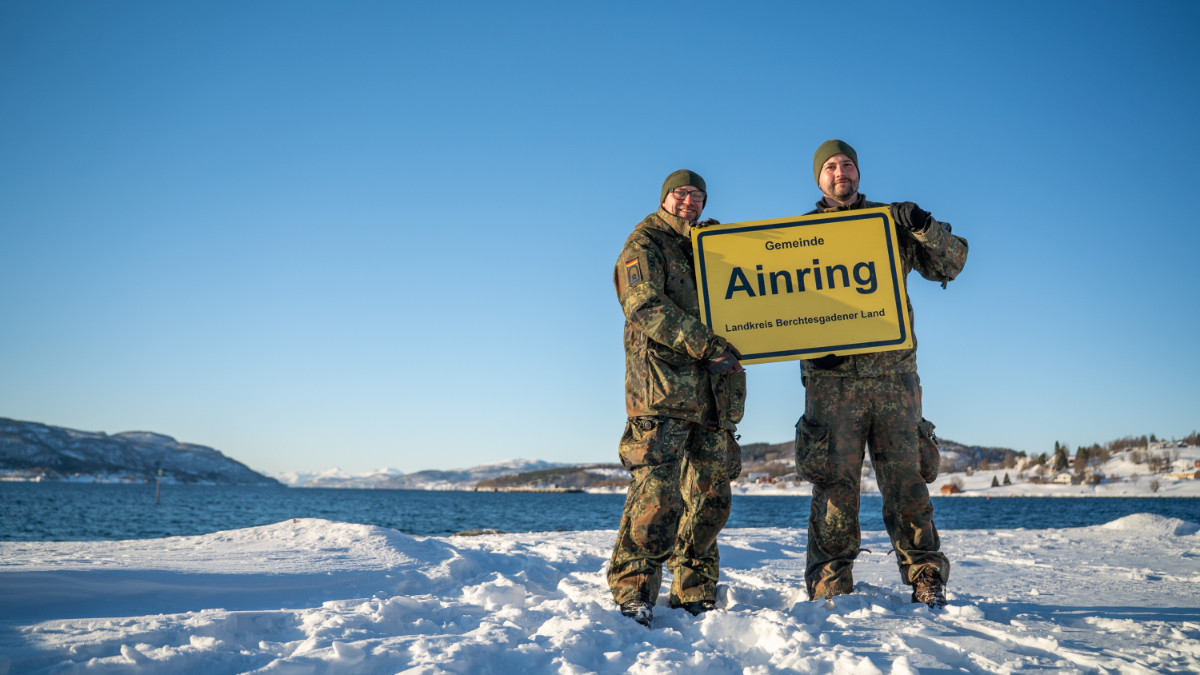 Ainringer Ortsschild mit Patenkompanie in Norwegen