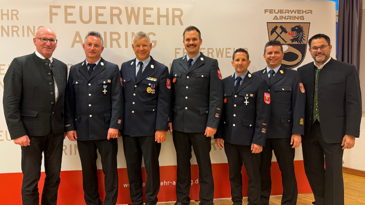 von links: Landrat Bernhard Kern, Thomas Schlosser, Martin Waldhutter, Philipp Ließel, Bernhard Hasenöhrl, Kreisbrandrat Michael Brandl, Bürgermeister Martin Öttl