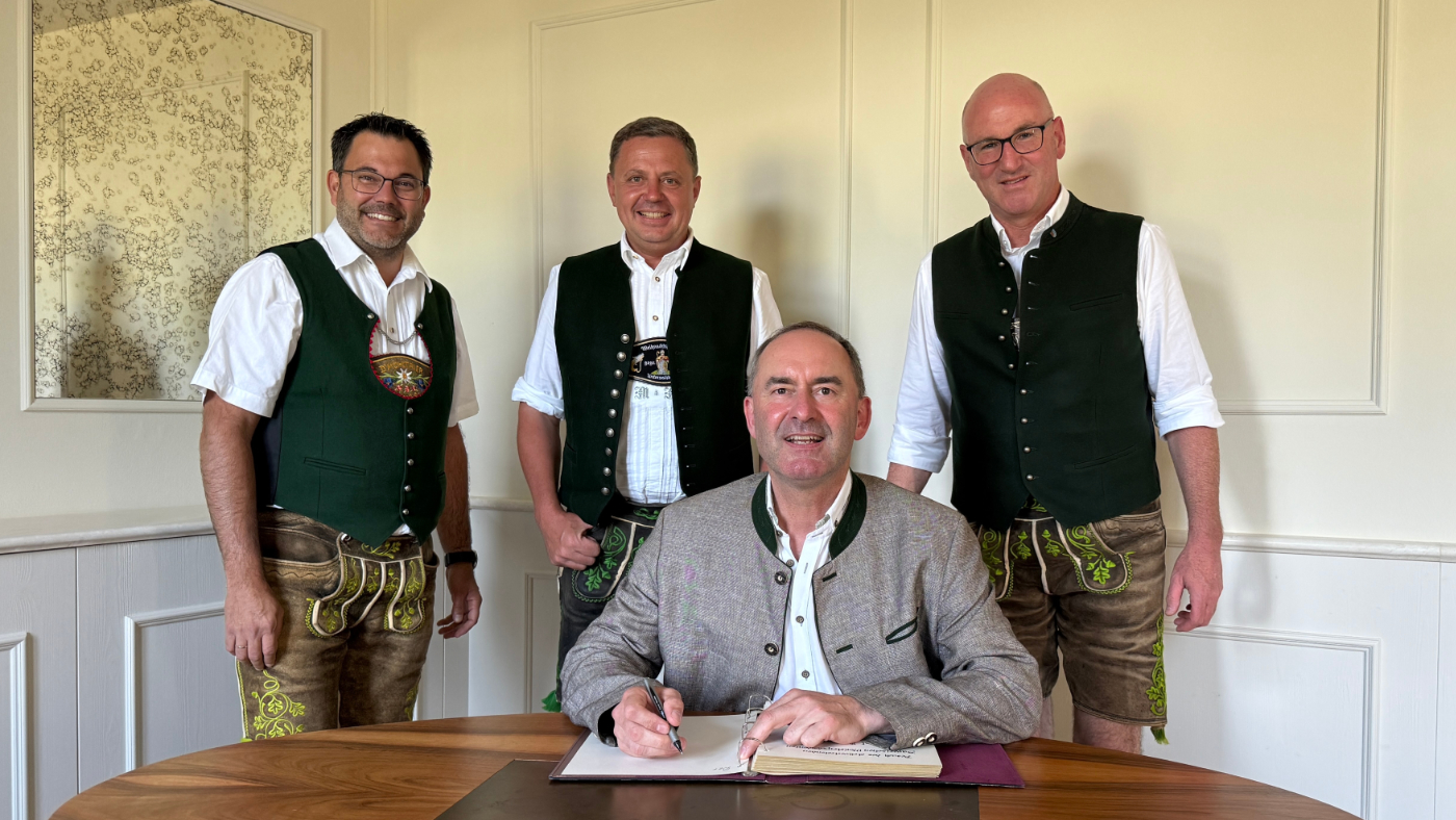 von links: Bürgermeister Martin Öttl, MdL Michael Koller, Staatsminister Hubert Aiwanger, Landrat Bernhard Kern