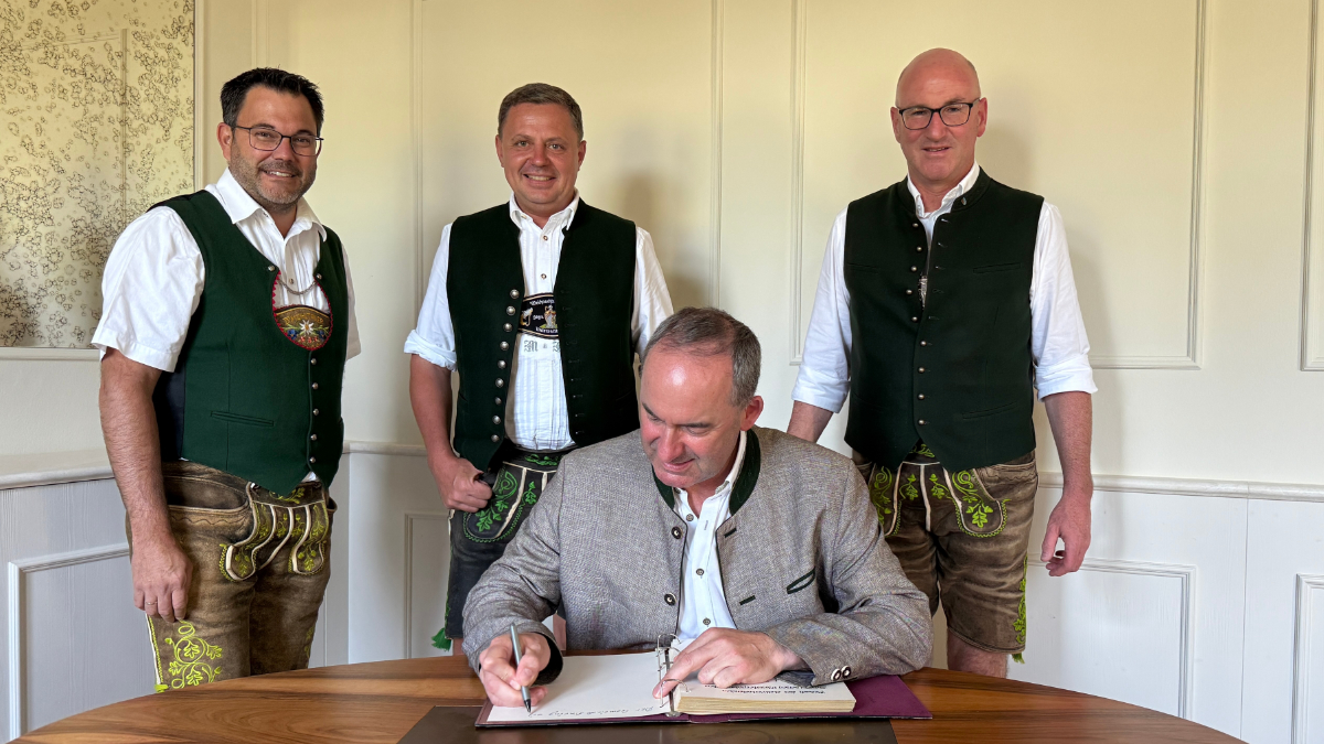 von links: Bürgermeister Martin Öttl, MdL Michael Koller, Staatsminister Hubert Aiwanger, Landrat Bernhard Kern