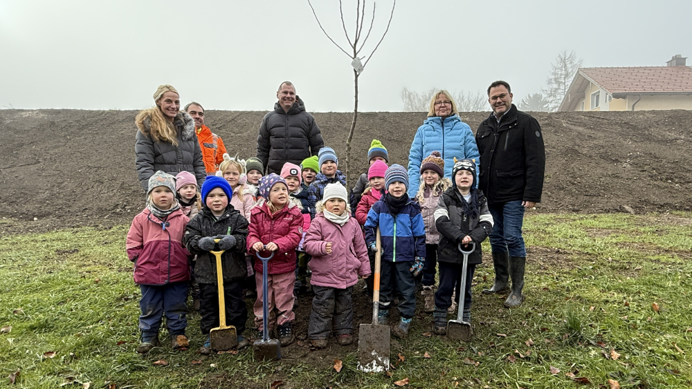 Baumpflanzaktion am Lärmschutzwall in Heidenpoint
