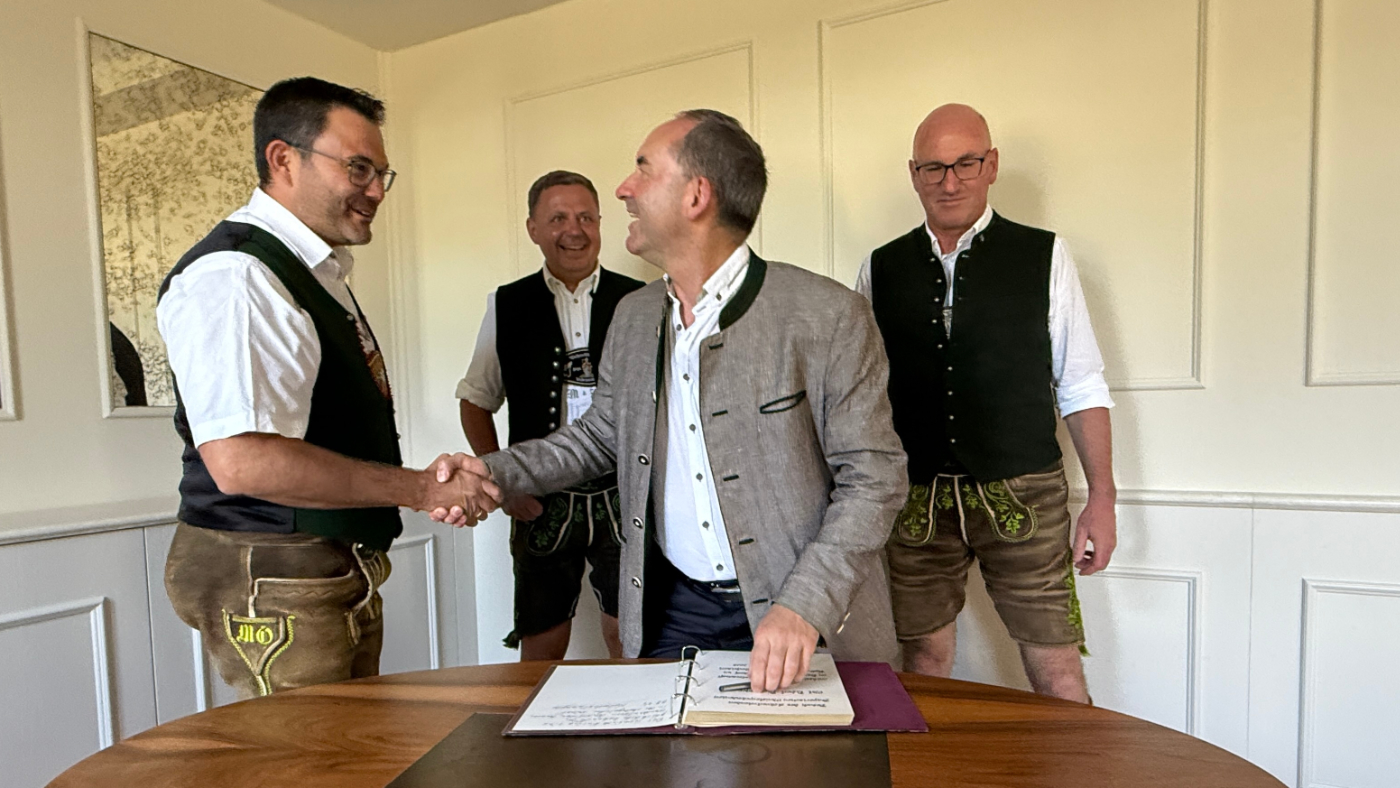 Handschlag zwischen Bürgermeister Martin Öttl und Staatsminister Hubert Aiwanger