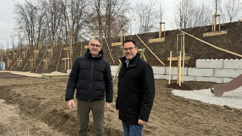 Hermann Scharl und Bürgermeister Martin Öttl vor dem Lärmschutzwall