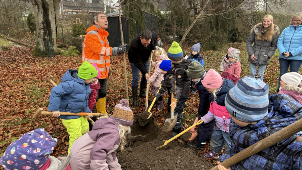 Kinder beim Pflanzen