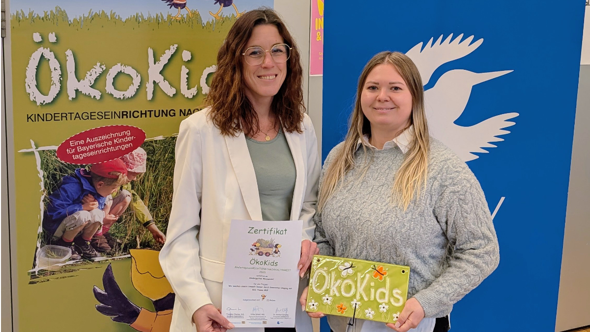 Julia K&auml;stle (links) und Nancy Br&auml;uning nahmen die Auszeichnung entgegen.