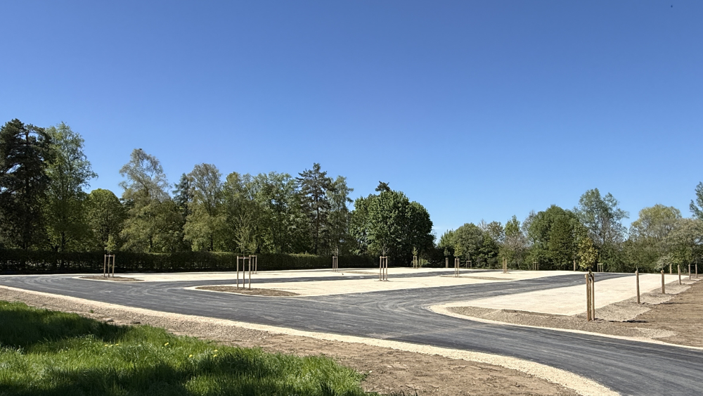 Neuer Schwimmbadparkplatz