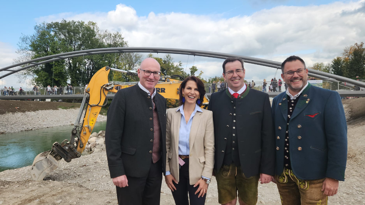 von links: Landrat Bernhard Kern, Landeshauptfrau Karoline Edtstadler, Bürgermeister Andreas Hasenöhrl, Bürgermeister Martin Öttl