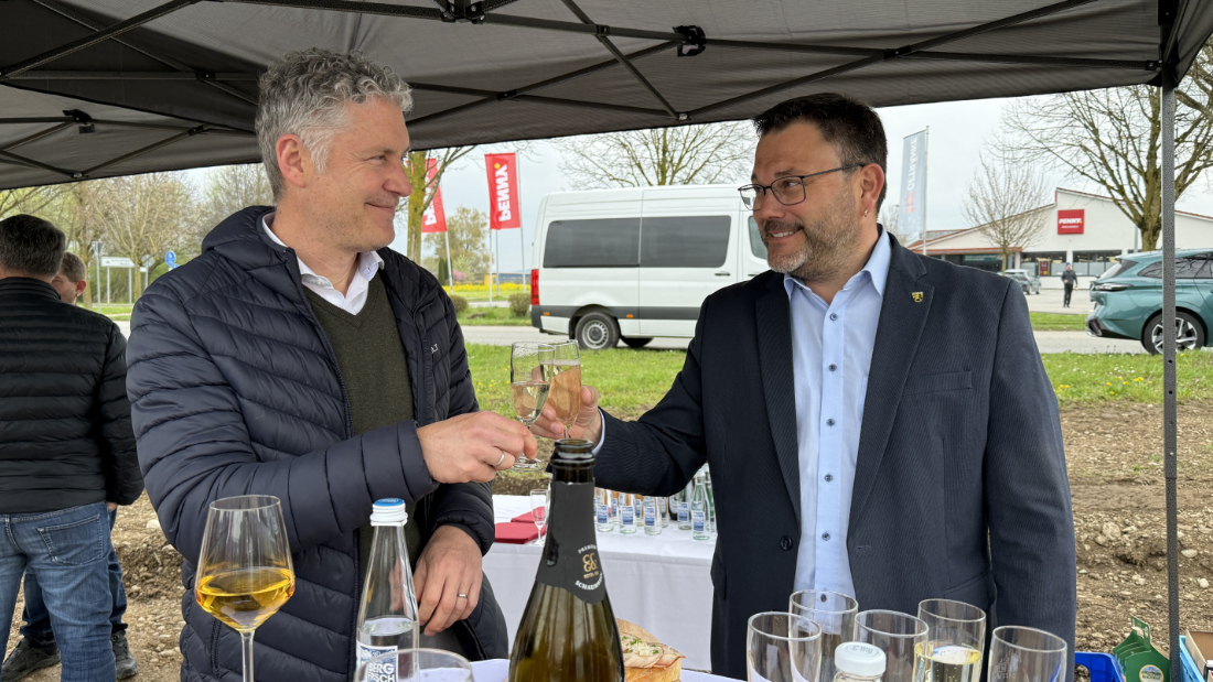 Mathias Gertig (EDEKA) und B&uuml;germeister Martin &Ouml;ttl