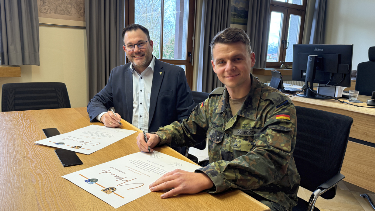B&uuml;rgermeister Martin &Ouml;ttl und Major Tom Po&szlig;ecker beim Unterzeichnen der Patenschaftsurkunde