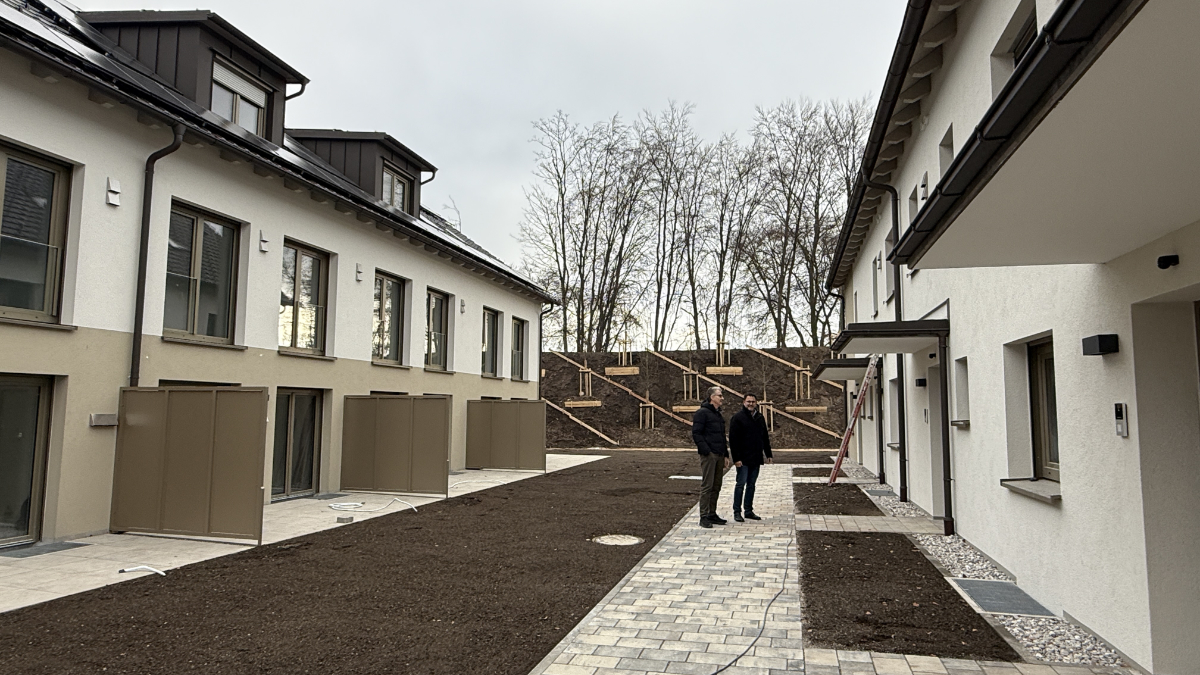 Wohnanlagen und Lärmschutzwall