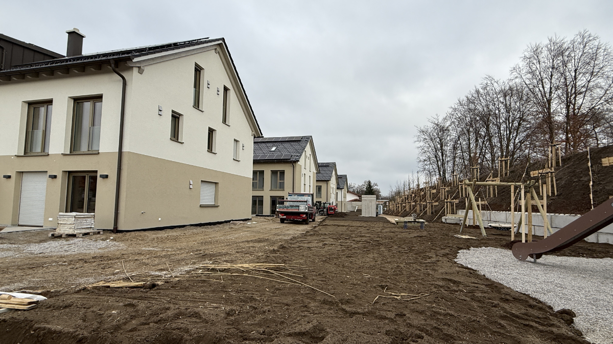 Wohneinheiten und Lärmschutzwall