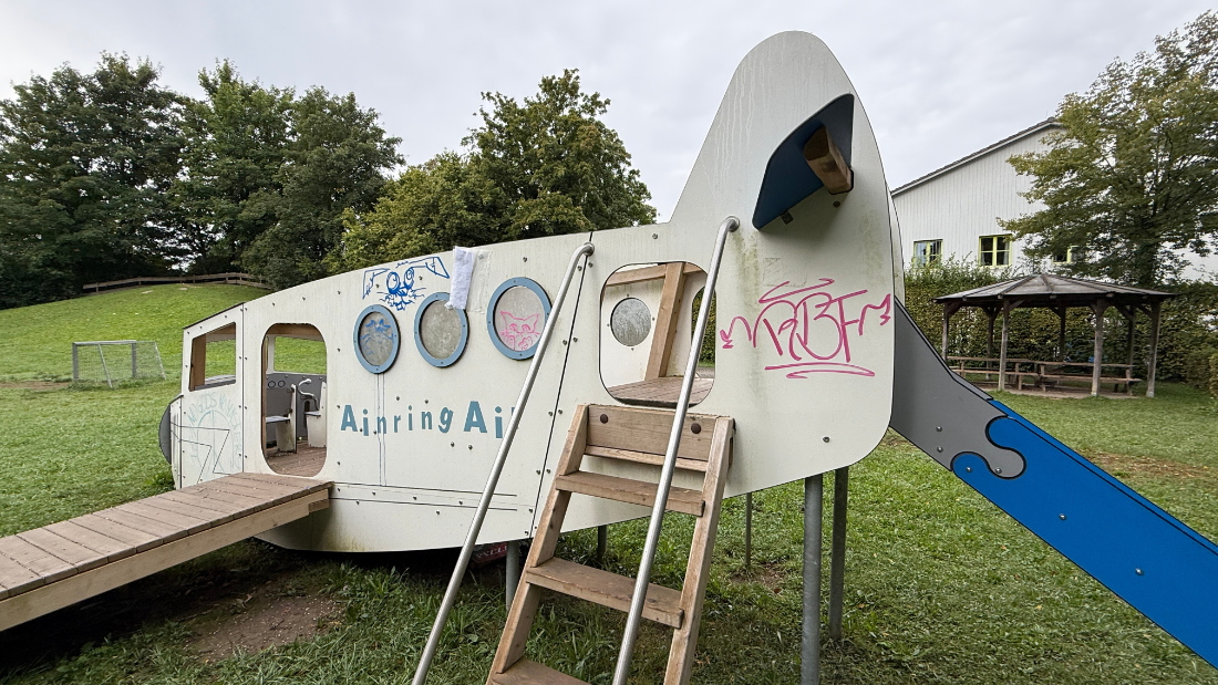 Flugzeug an Themenspielplatz Mitterfelden beschmiert